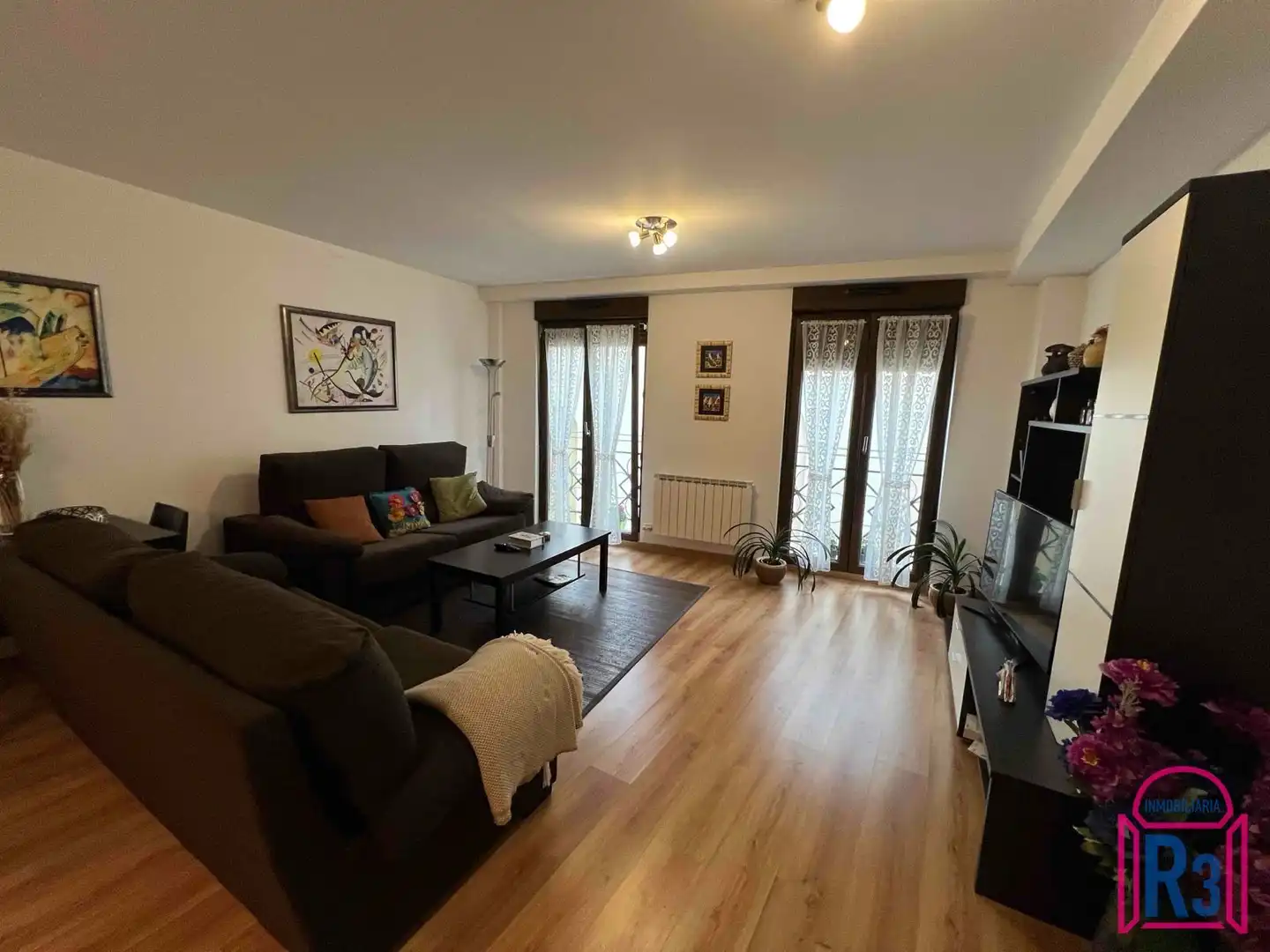 Sala d'estar de Dúplex en venda en León Capital  amb Calefacció, Terrassa i Moblat