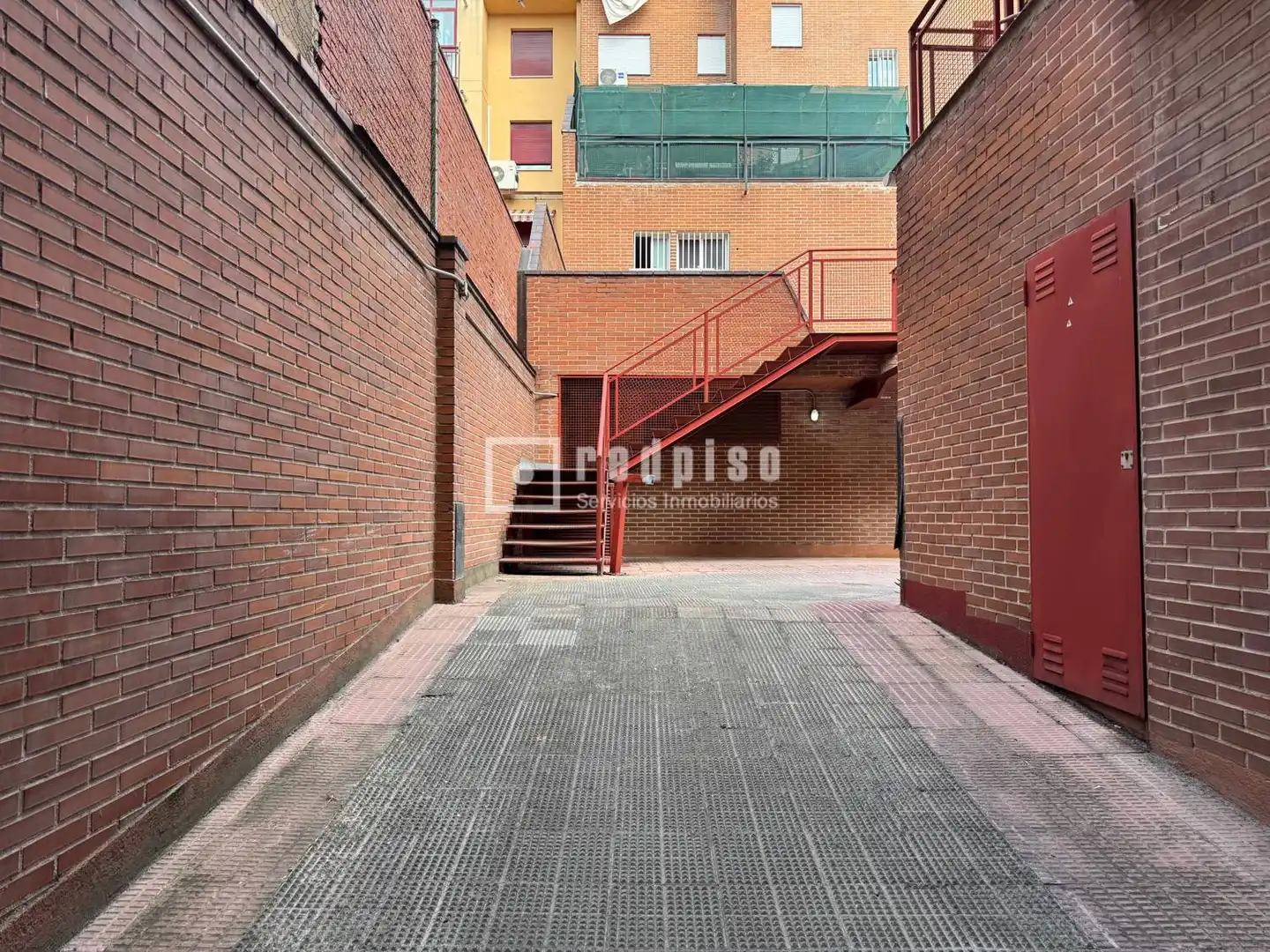 Exterior view of Garage for sale in Madrid