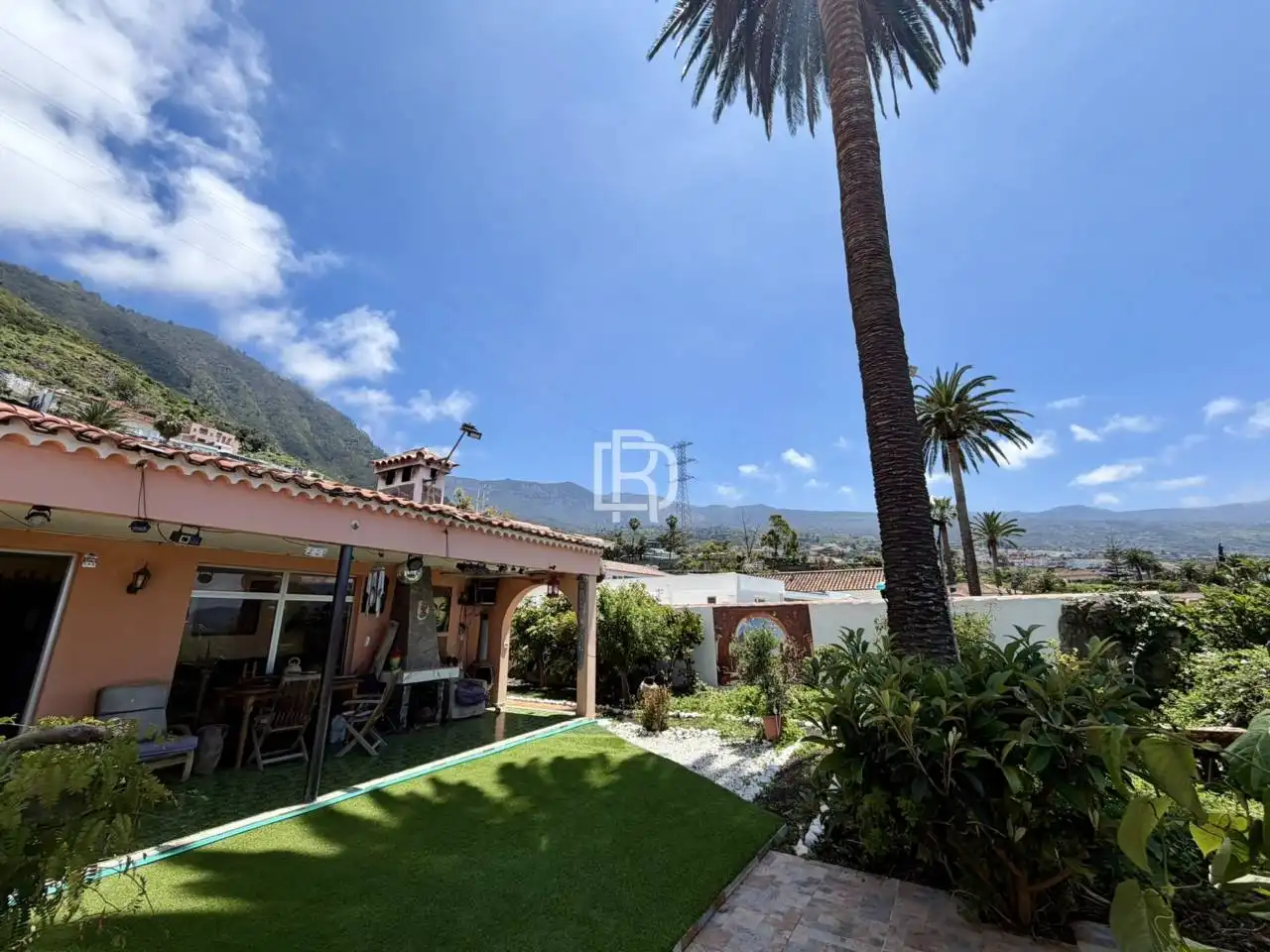 Vista exterior de Casa o xalet en venda en La Orotava amb Jardí privat, Piscina i Moblat