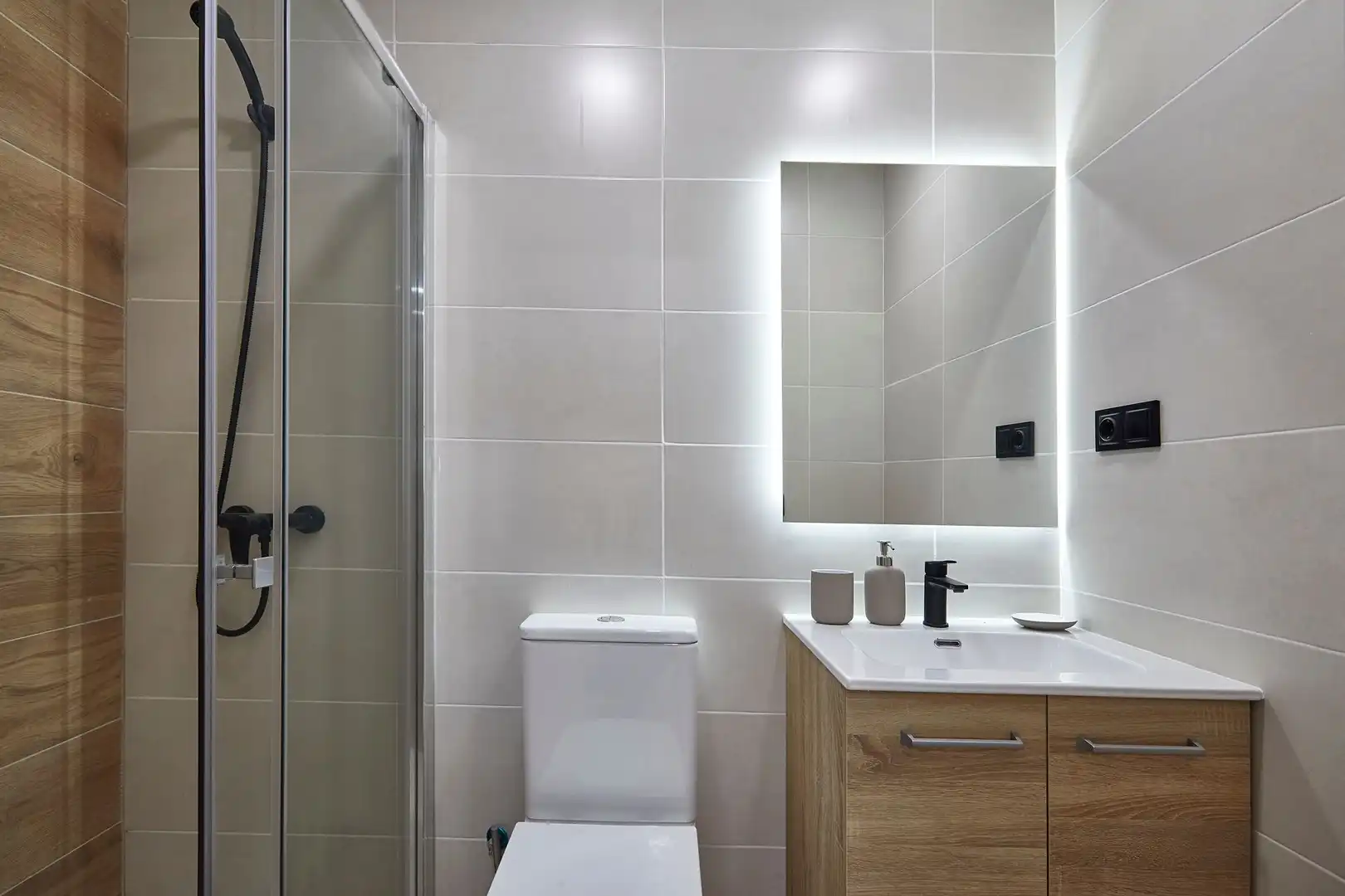 Bathroom of Flat for sale in Barcelona  with Air Conditioner and Parquet flooring