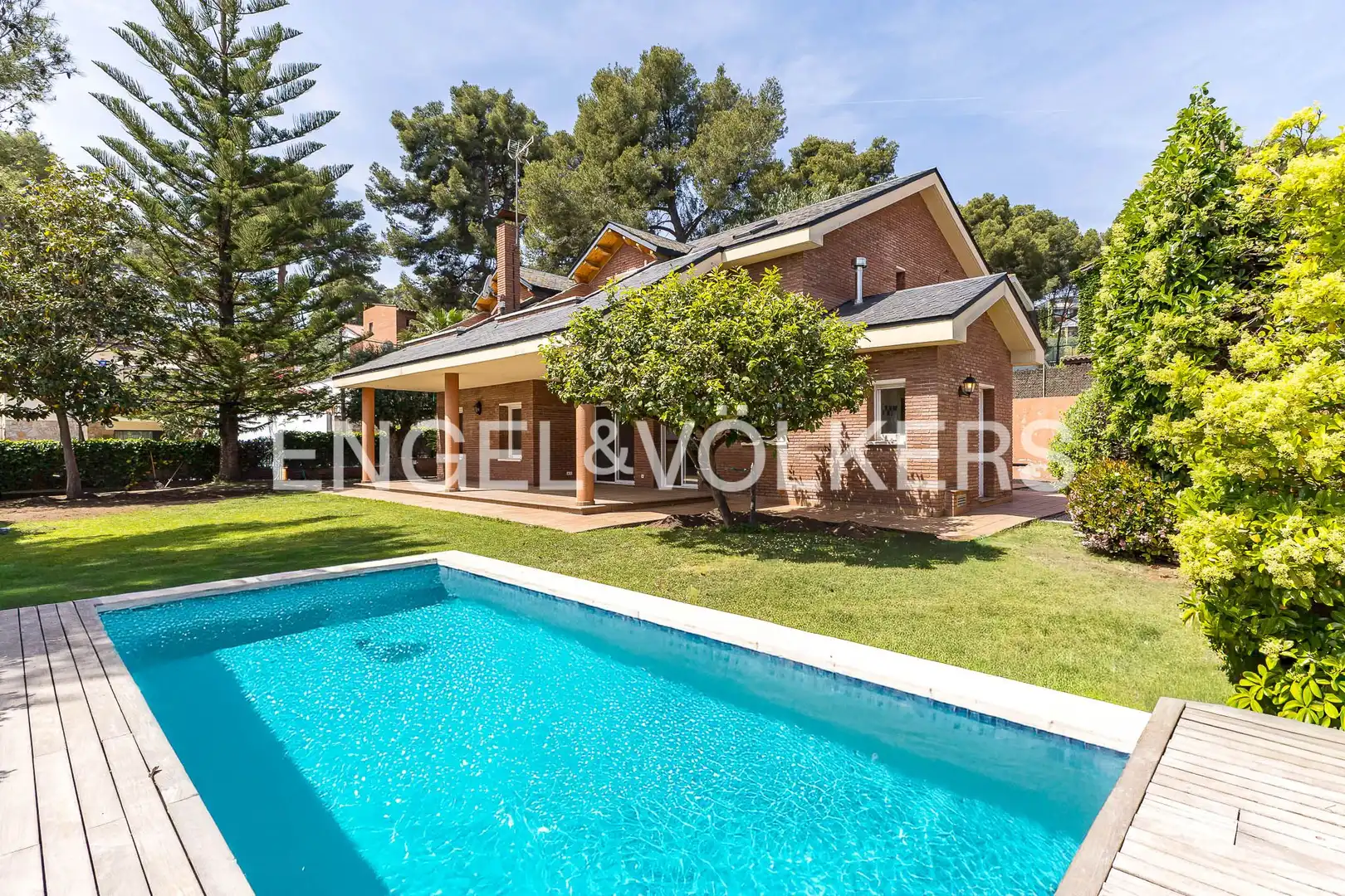 Vista exterior de Casa o xalet en venda en Castelldefels amb Aire condicionat, Calefacció i Jardí privat