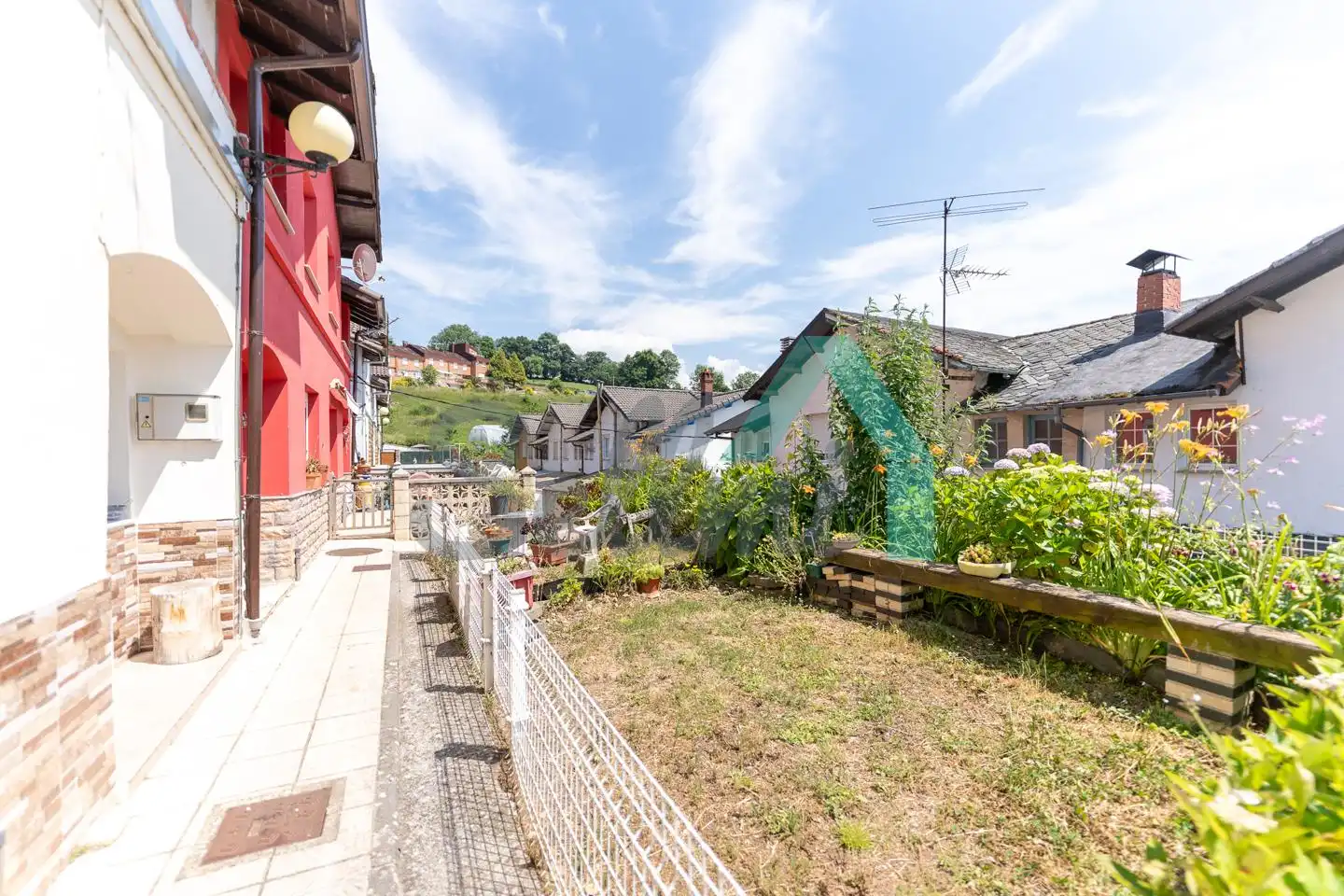 Terrasse von Einfamilien-Reihenhaus zum Verkauf in Tineo mit Privatgarten