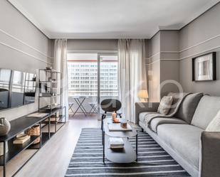 Sala d'estar de Apartament de lloguer en  Madrid Capital amb Aire condicionat, Calefacció i Moblat