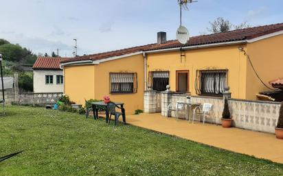 Vista exterior de Casa o xalet en venda en Corvera de Asturias amb Terrassa i Piscina