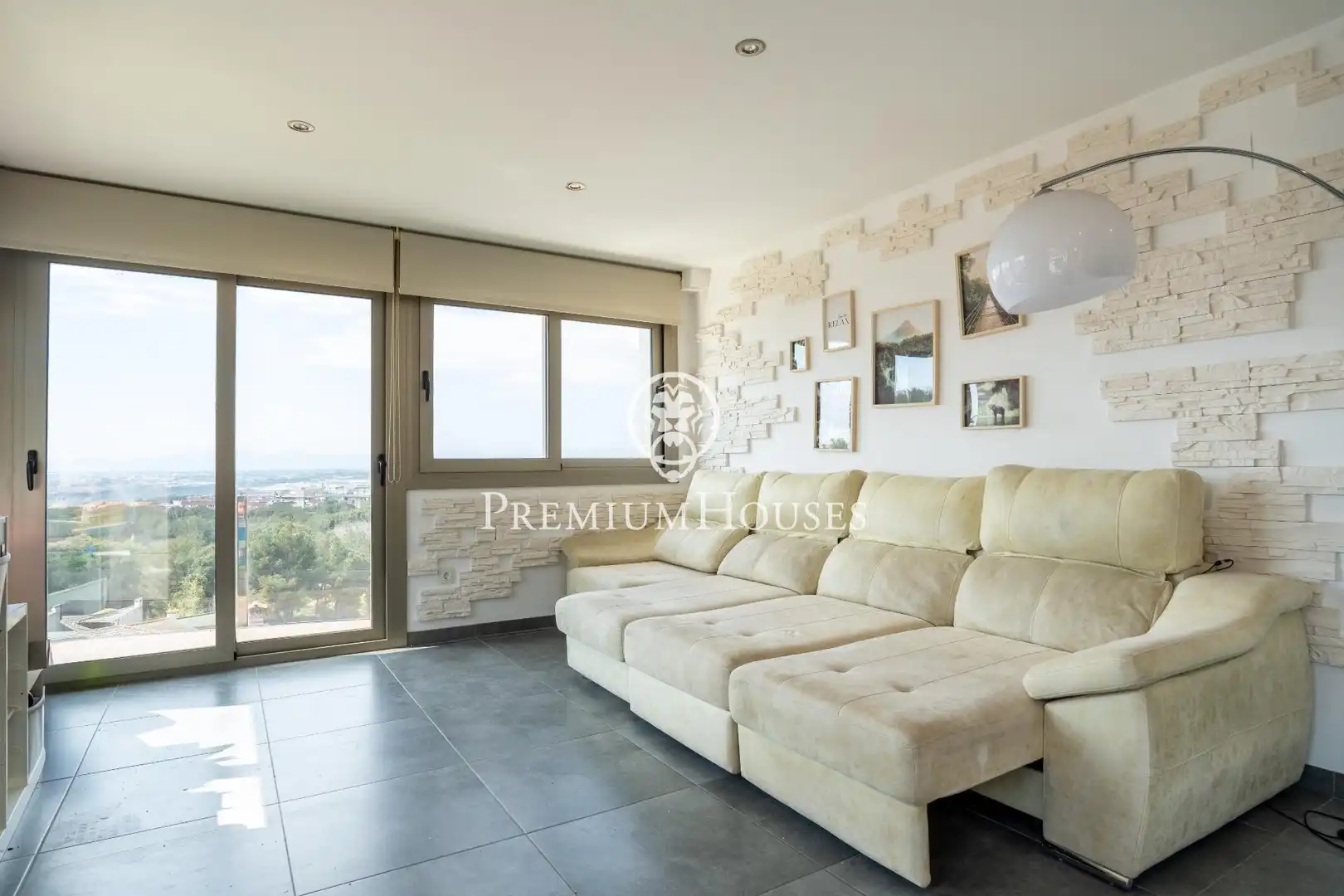 Sala d'estar de Casa o xalet en venda en Tarragona amb Jardí privat, Terrassa i Traster