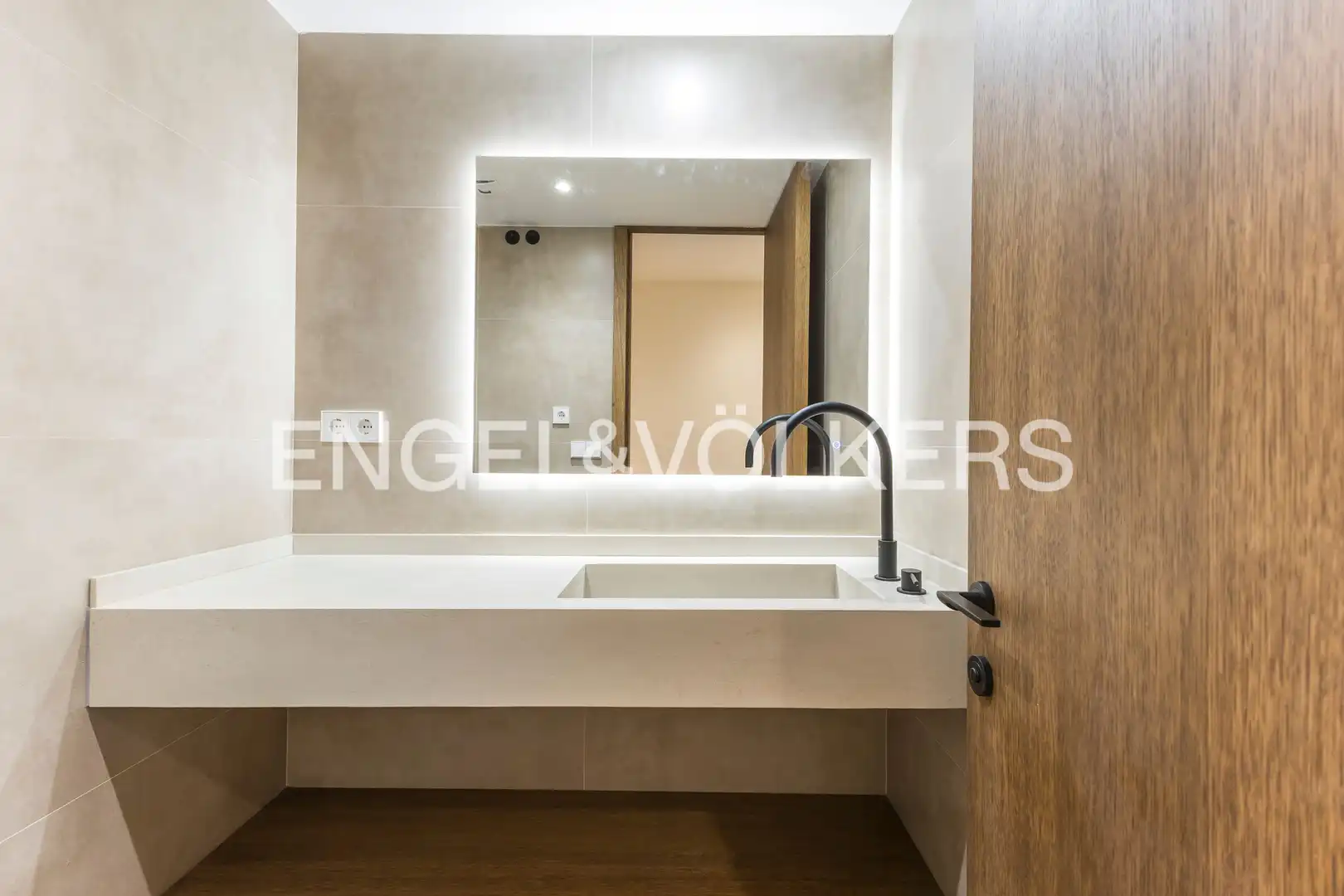 Bathroom of Flat for sale in Madrid  with Air Conditioner and Heating
