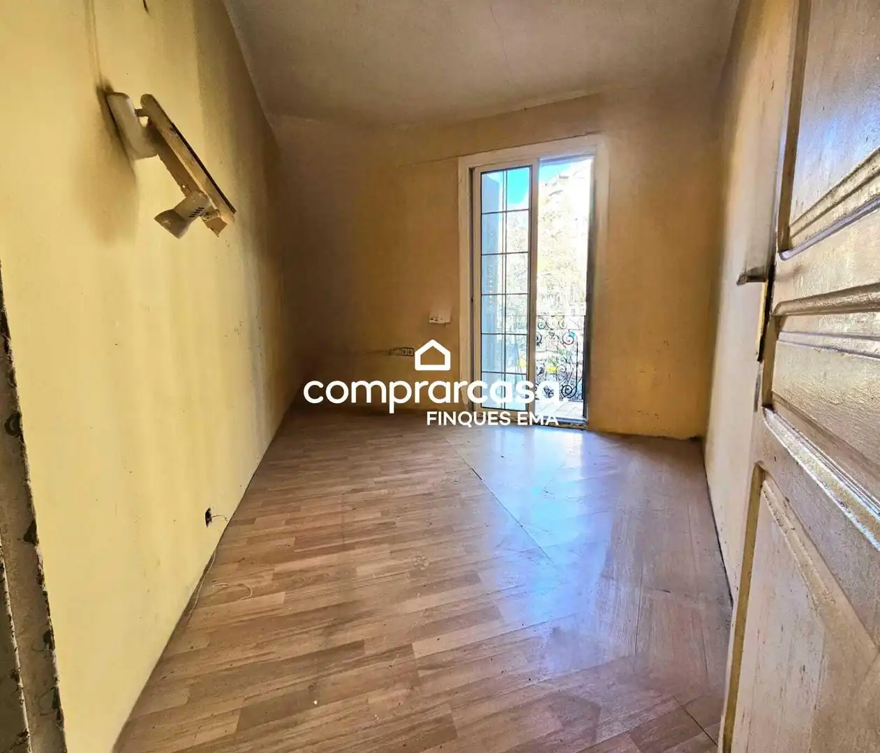 Vista exterior de Piso en venta en Barcelona con Balcón