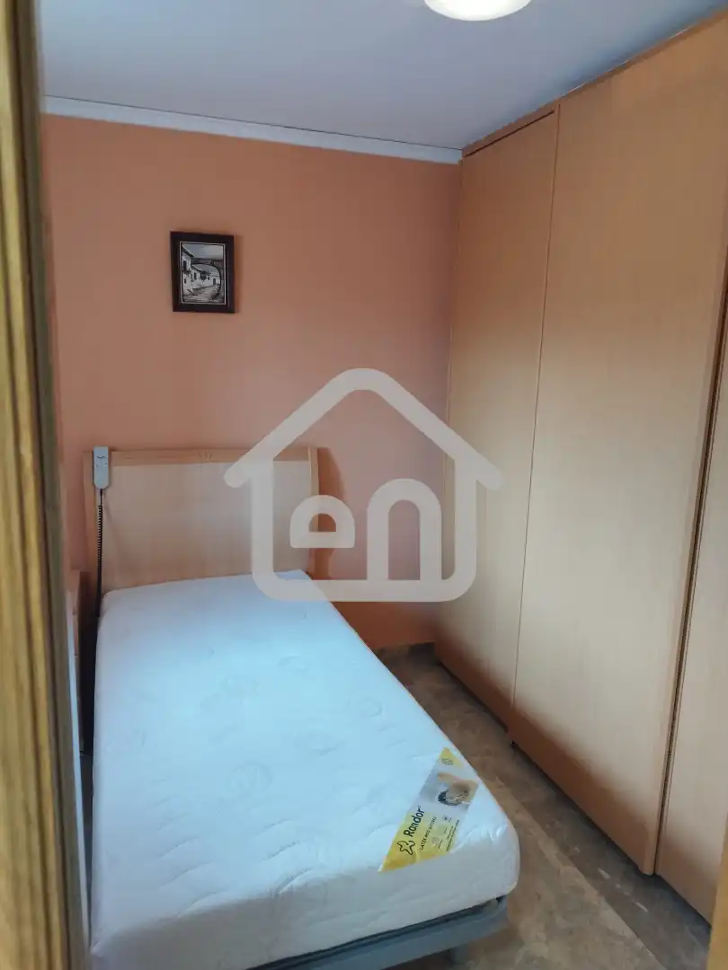 Schlafzimmer von Einfamilien-Reihenhaus zum Verkauf in Requena mit Klimaanlage und Balkon