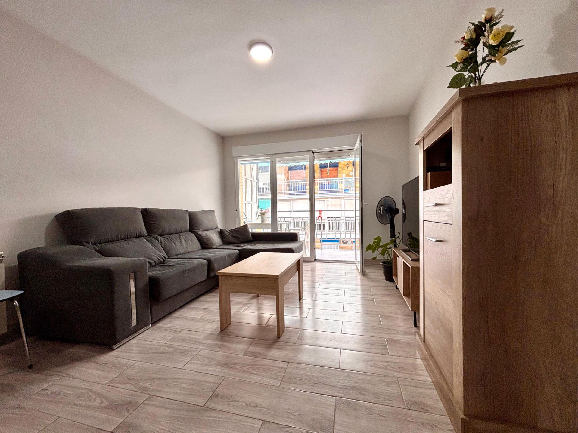 Sala d'estar de Pis en venda en Alicante / Alacant amb Aire condicionat, Terrassa i Moblat