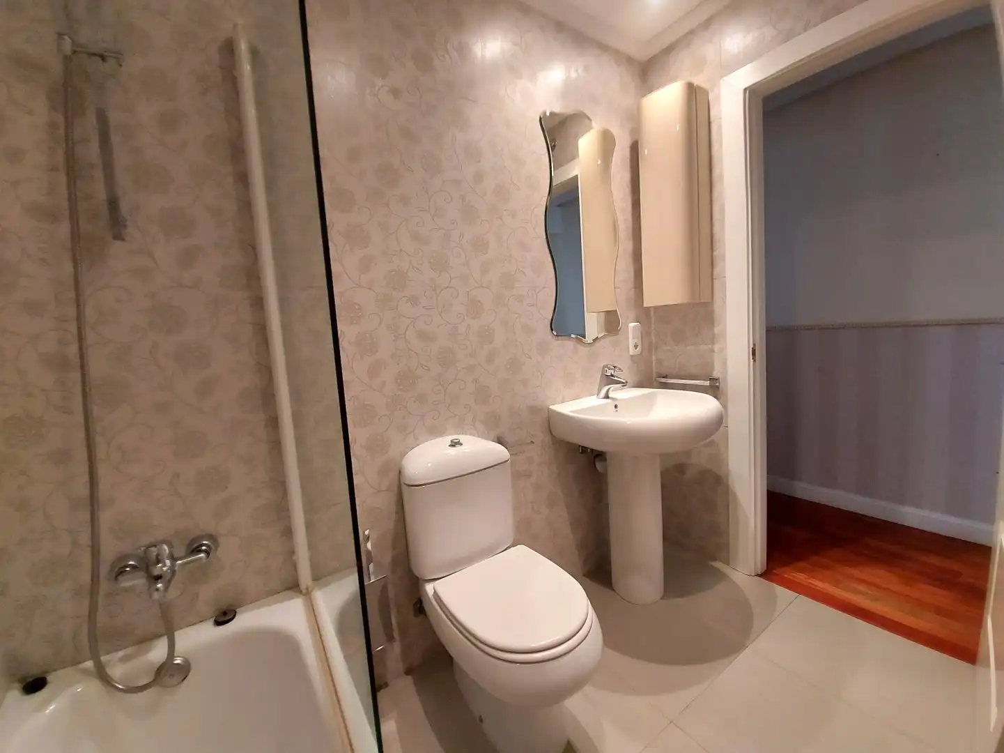 Badezimmer von Wohnung zum Verkauf in  Logroño mit Heizung, Parkett und Terrasse
