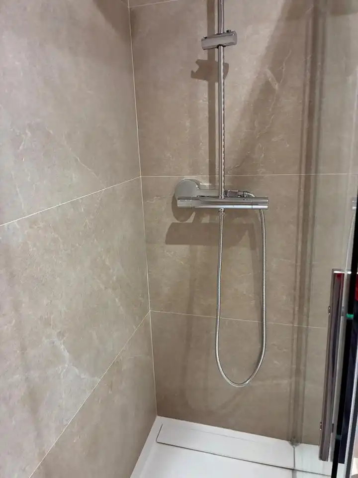 Badezimmer von Wohnungen zur Miete in Madrid mit Klimaanlage, Heizung und Möbliert