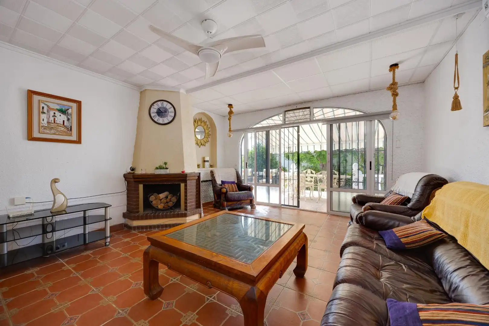 Sala d'estar de Casa o xalet en venda en Torrevieja amb Aire condicionat, Jardí privat i Terrassa