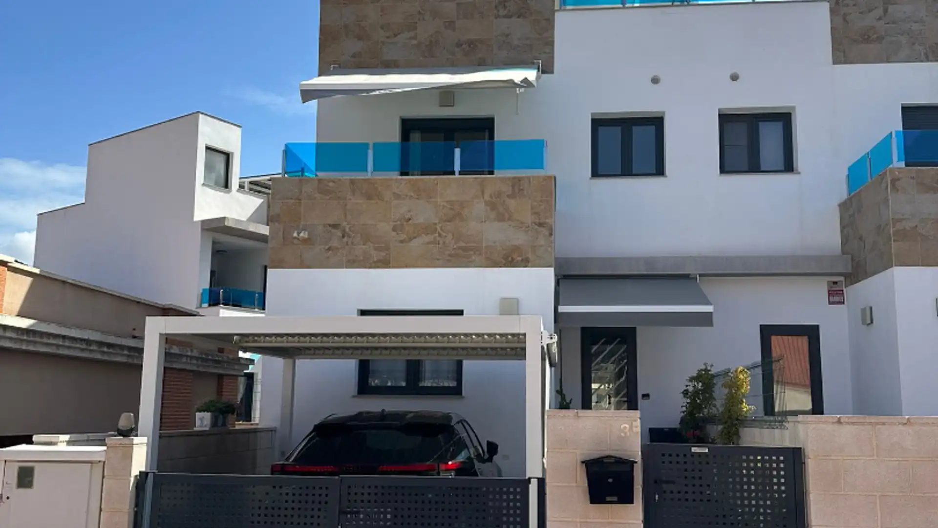 Außenansicht von Einfamilien-Reihenhaus zum Verkauf in Bigastro mit Klimaanlage, Privatgarten und Terrasse