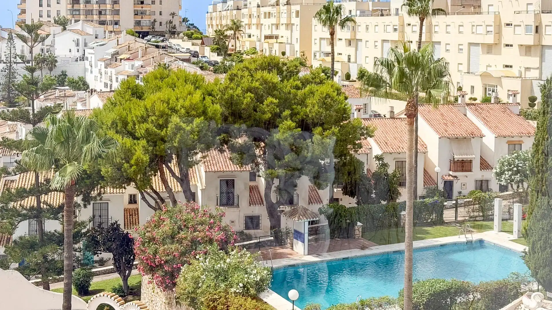 Vista exterior de Casa adosada en venda en Benalmádena amb Aire condicionat, Calefacció i Jardí privat