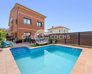 Vista exterior de Casa adosada en venda en Els Pallaresos amb Calefacció, Jardí privat i Terrassa