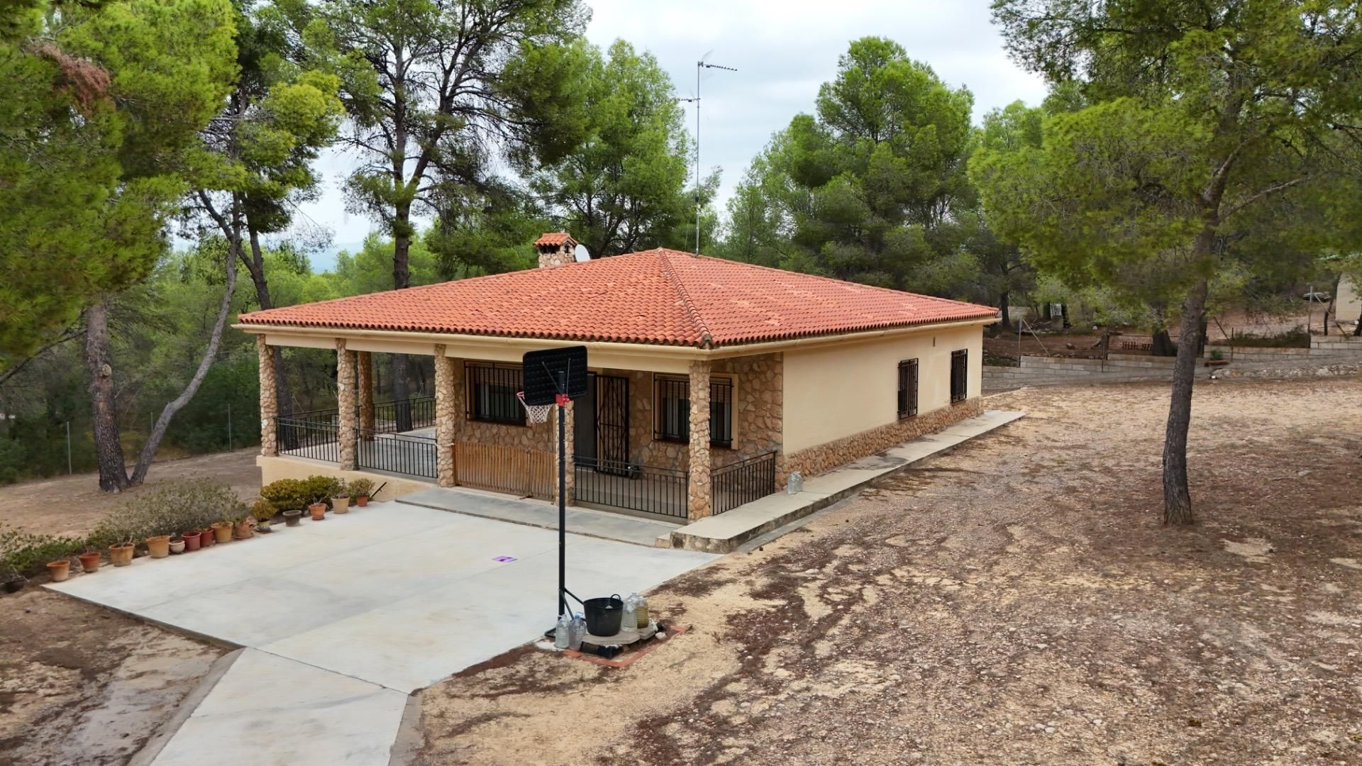 Vista exterior de Casa o xalet en venda en Llíria amb Aire condicionat, Calefacció i Jardí privat