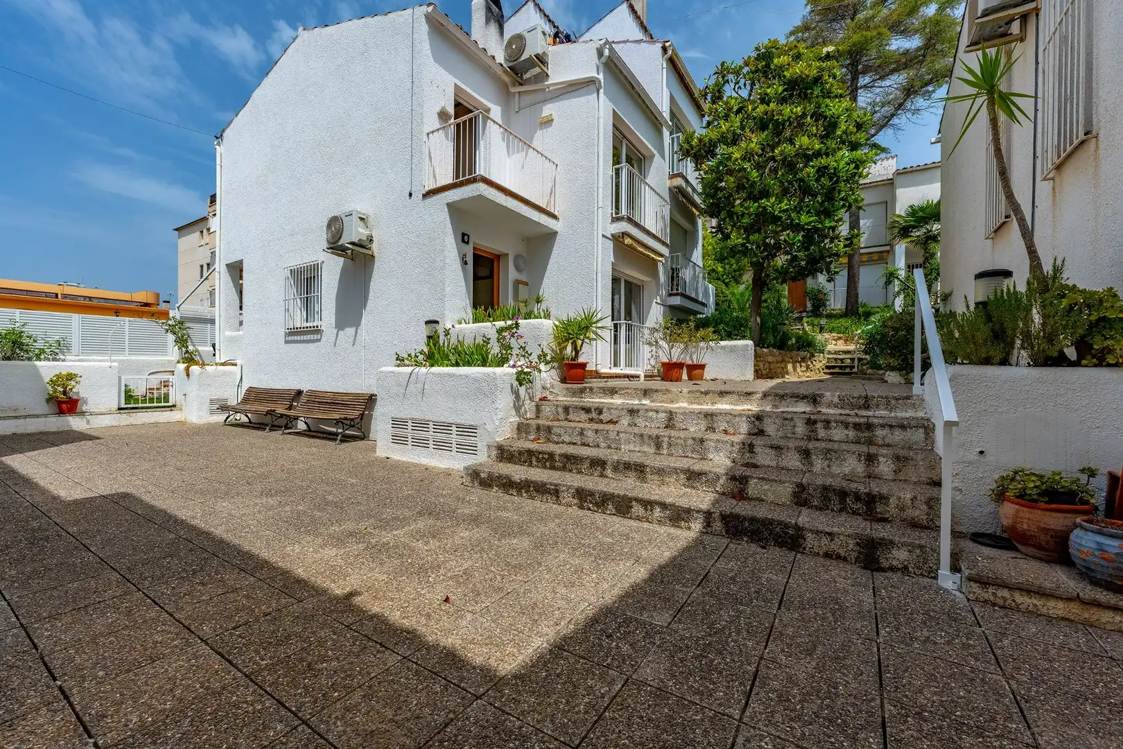 Vista exterior de Casa adosada en venda en Cunit amb Aire condicionat, Calefacció i Jardí privat