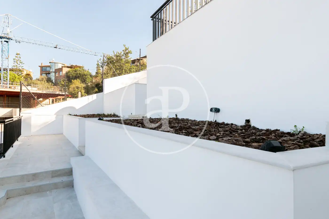 Vista exterior de Casa o xalet en venda en Esplugues de Llobregat amb Calefacció, Jardí privat i Terrassa