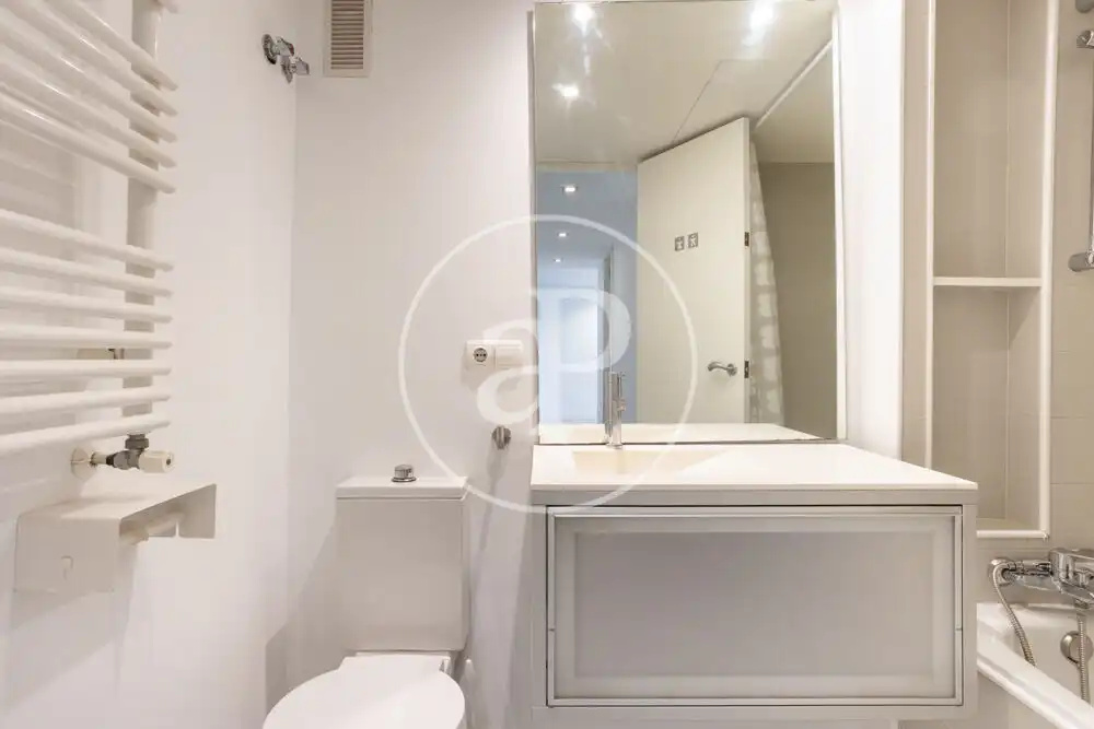 Badezimmer von Wohnung zur Miete in Valencia mit Klimaanlage, Heizung und Abstellraum