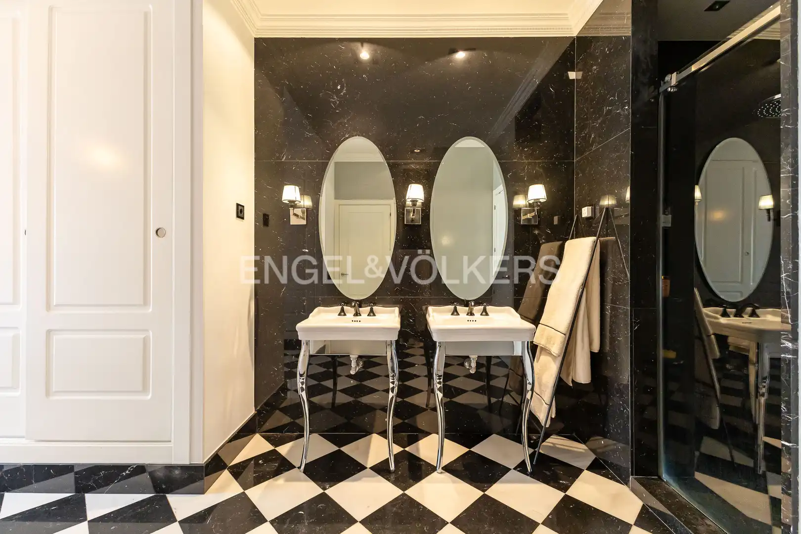Bathroom of Flat for sale in Madrid  with Air Conditioner, Heating and Parquet flooring