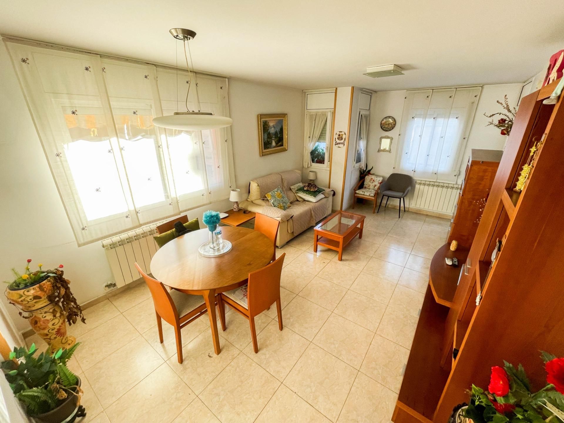 Sala de estar de Piso en venta en Olesa de Montserrat con Calefacción, Terraza y Balcón