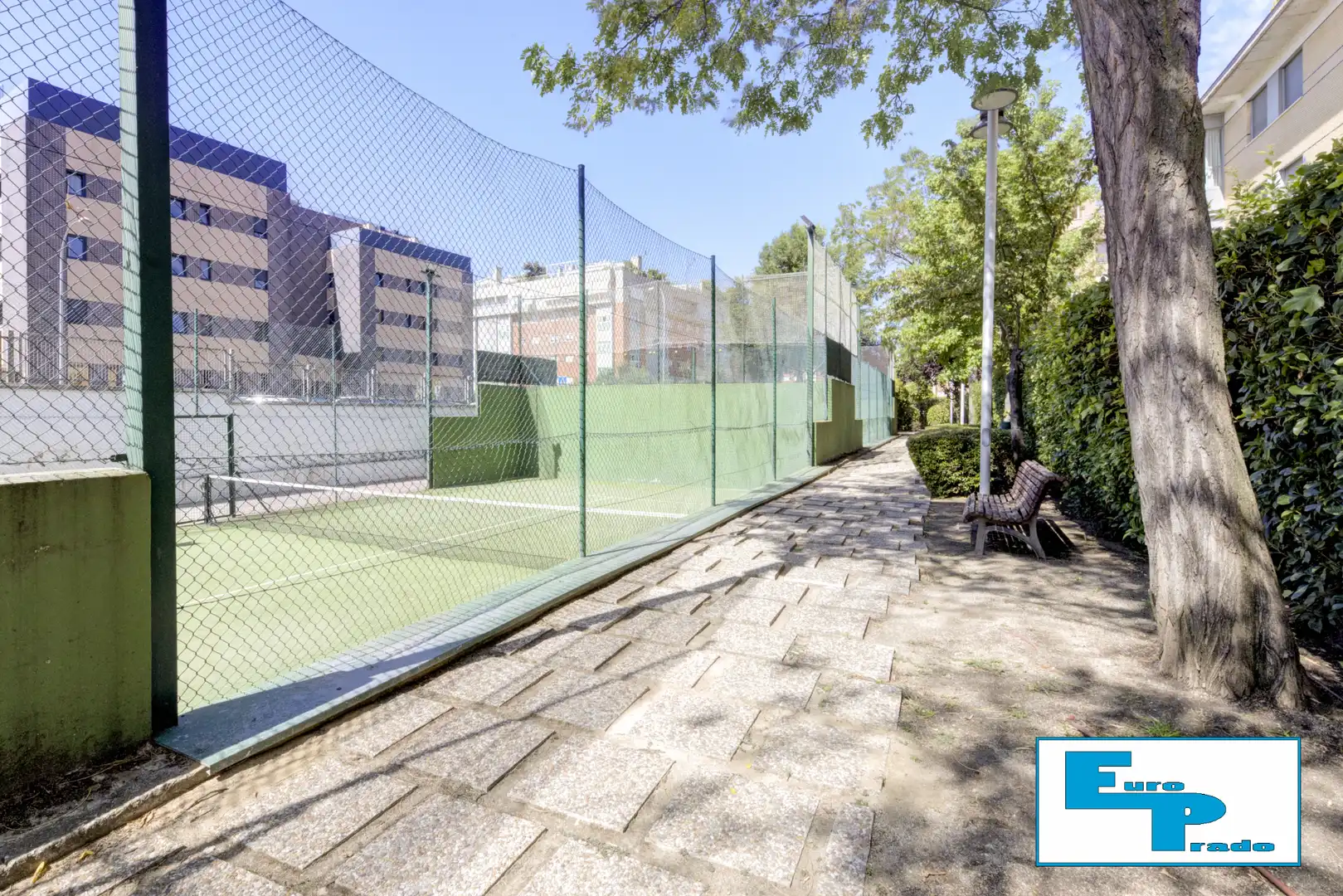 Vista exterior de Àtic en venda en Madrid amb Aire condicionat, Calefacció i Jardí privat