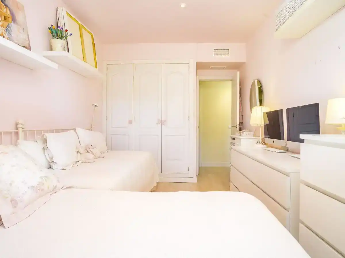 Dormitori de Apartament en venda en Marbella amb Aire condicionat i Piscina
