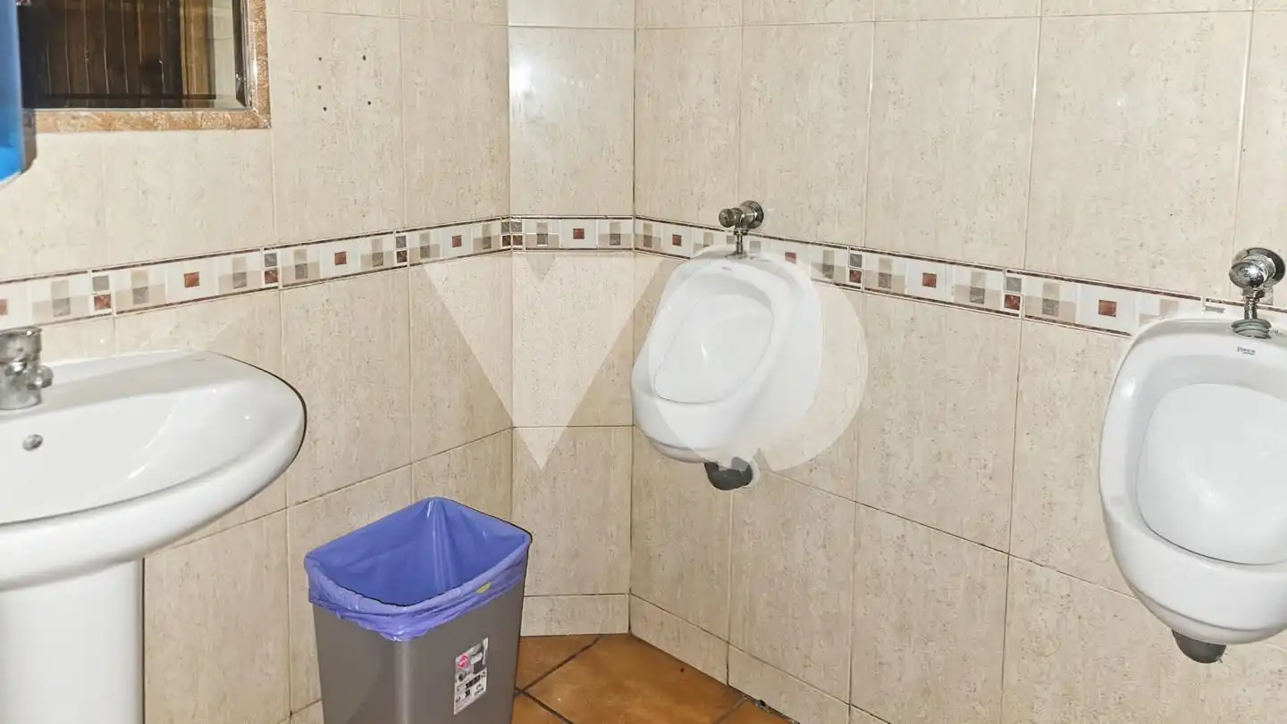 Baño de Local en traspaso en Madrid con Aire acondicionado y Amueblado