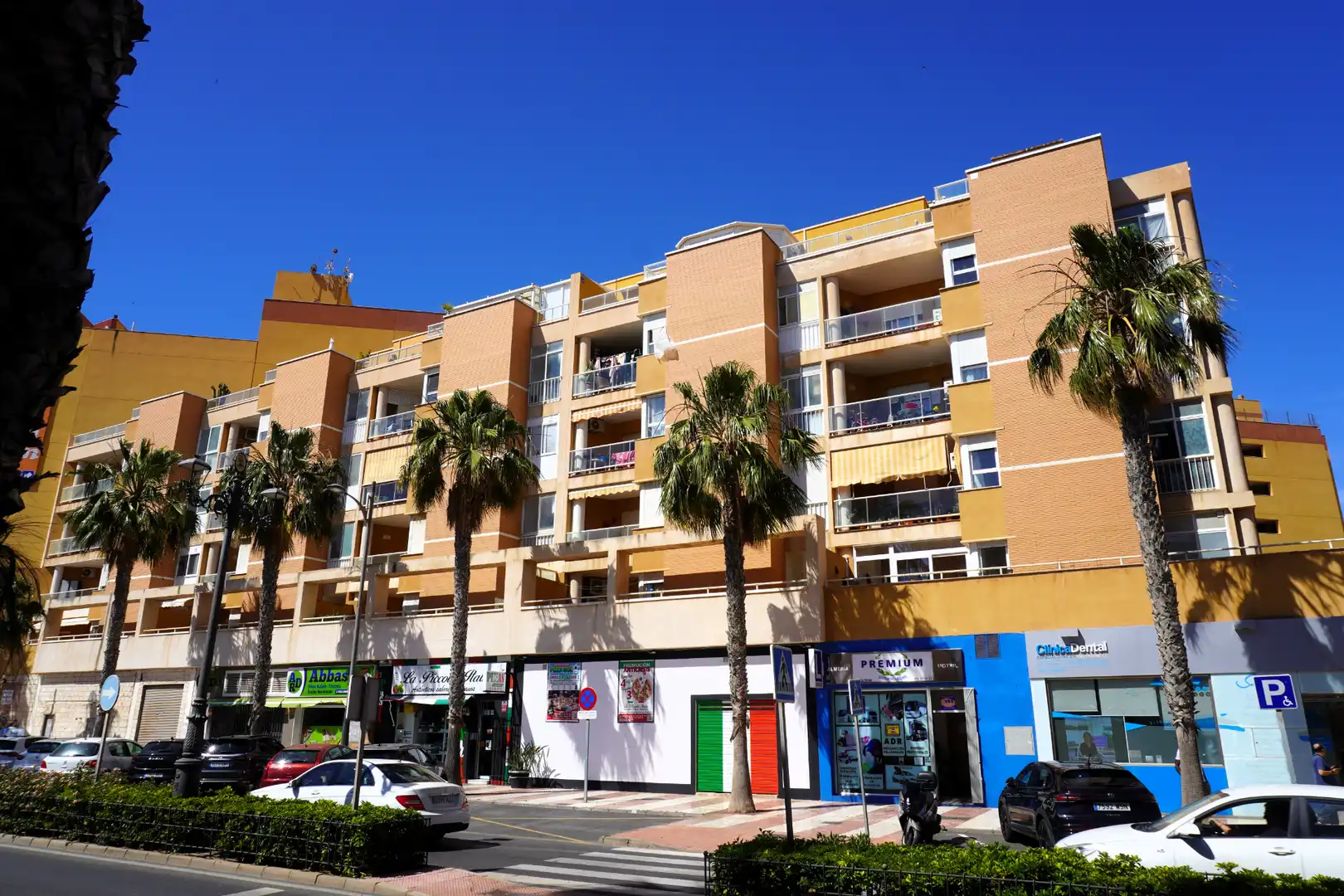 Außenansicht von Wohnung zum Verkauf in Roquetas de Mar mit Klimaanlage, Terrasse und Möbliert