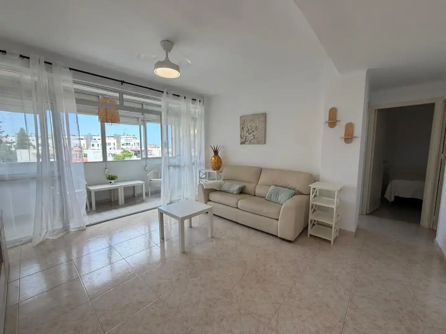 Sala d'estar de Pis de lloguer en Torremolinos amb Jardí privat, Piscina i Moblat