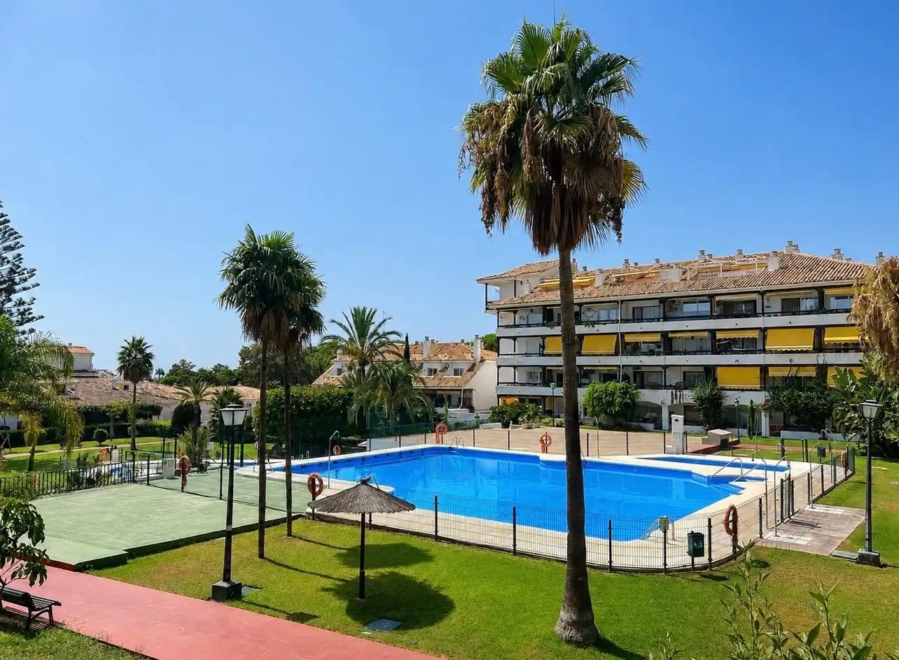 Piscina de Estudio en venta en Marbella con Aire acondicionado, Calefacción y Terraza