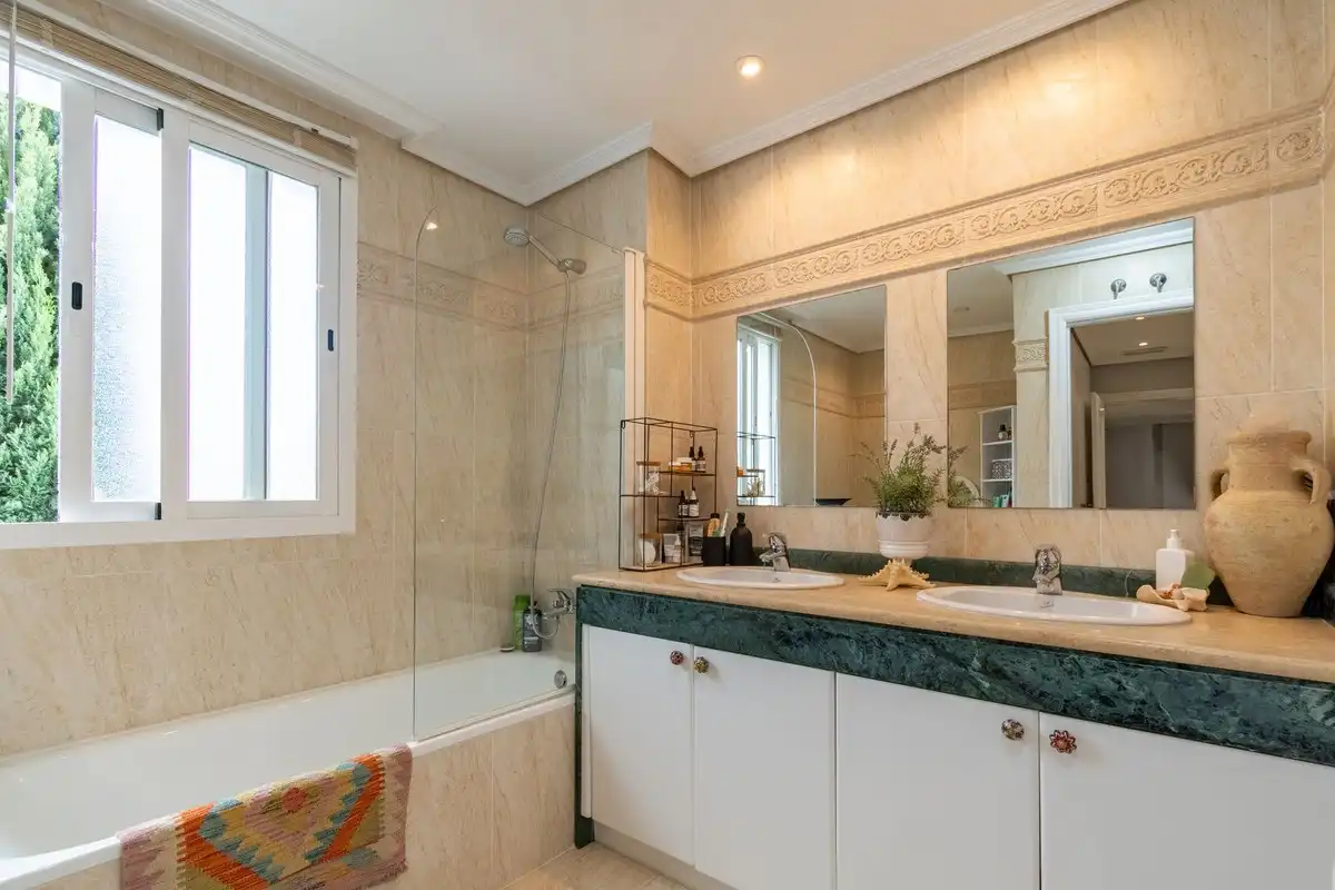 Bany de Apartament en venda en Estepona amb Aire condicionat, Terrassa i Traster
