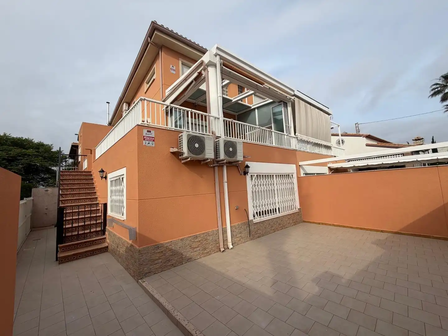 Vista exterior de Casa adosada en venta en Oliva con Aire acondicionado, Jardín privado y Terraza