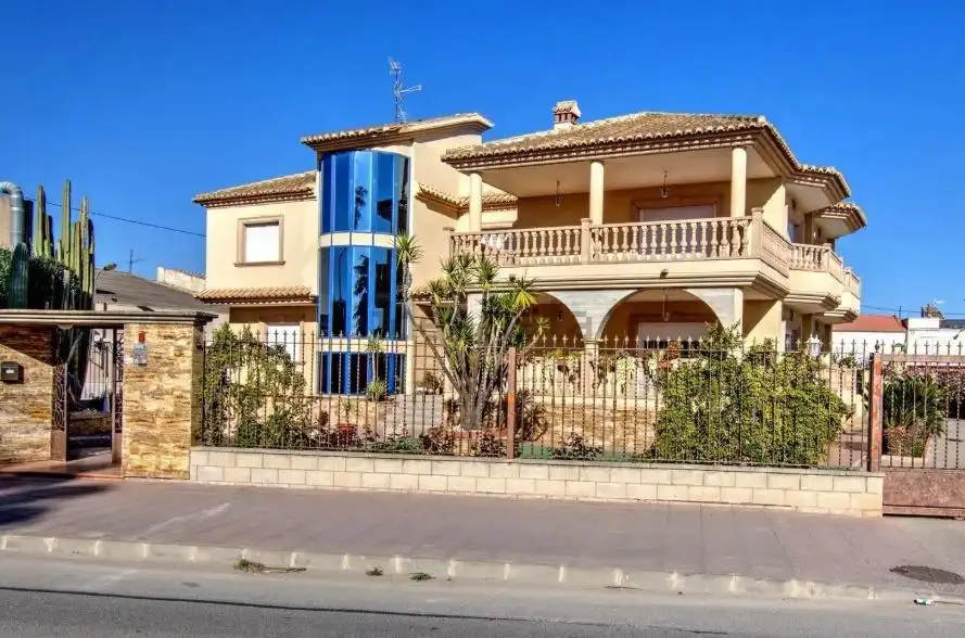 Vista exterior de Casa o xalet en venda en Orihuela amb Aire condicionat, Calefacció i Jardí privat
