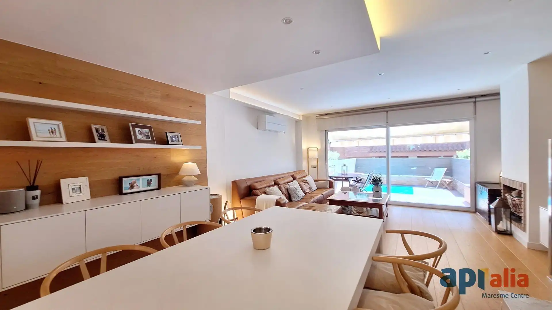 Wohnzimmer von Einfamilien-Reihenhaus zum Verkauf in Vilassar de Mar mit Klimaanlage, Heizung und Privatgarten