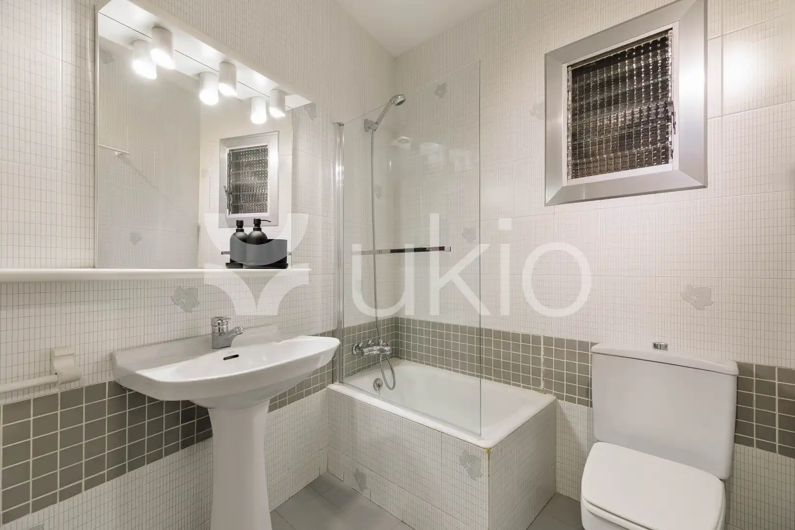 Baño de Apartamento de alquiler en Barcelona con Aire acondicionado, Calefacción y Terraza