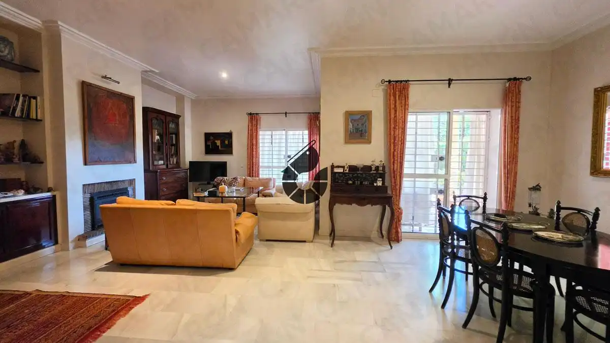 Sala de estar de Casa adosada en venta en Mairena del Aljarafe con Aire acondicionado, Jardín privado y Trastero