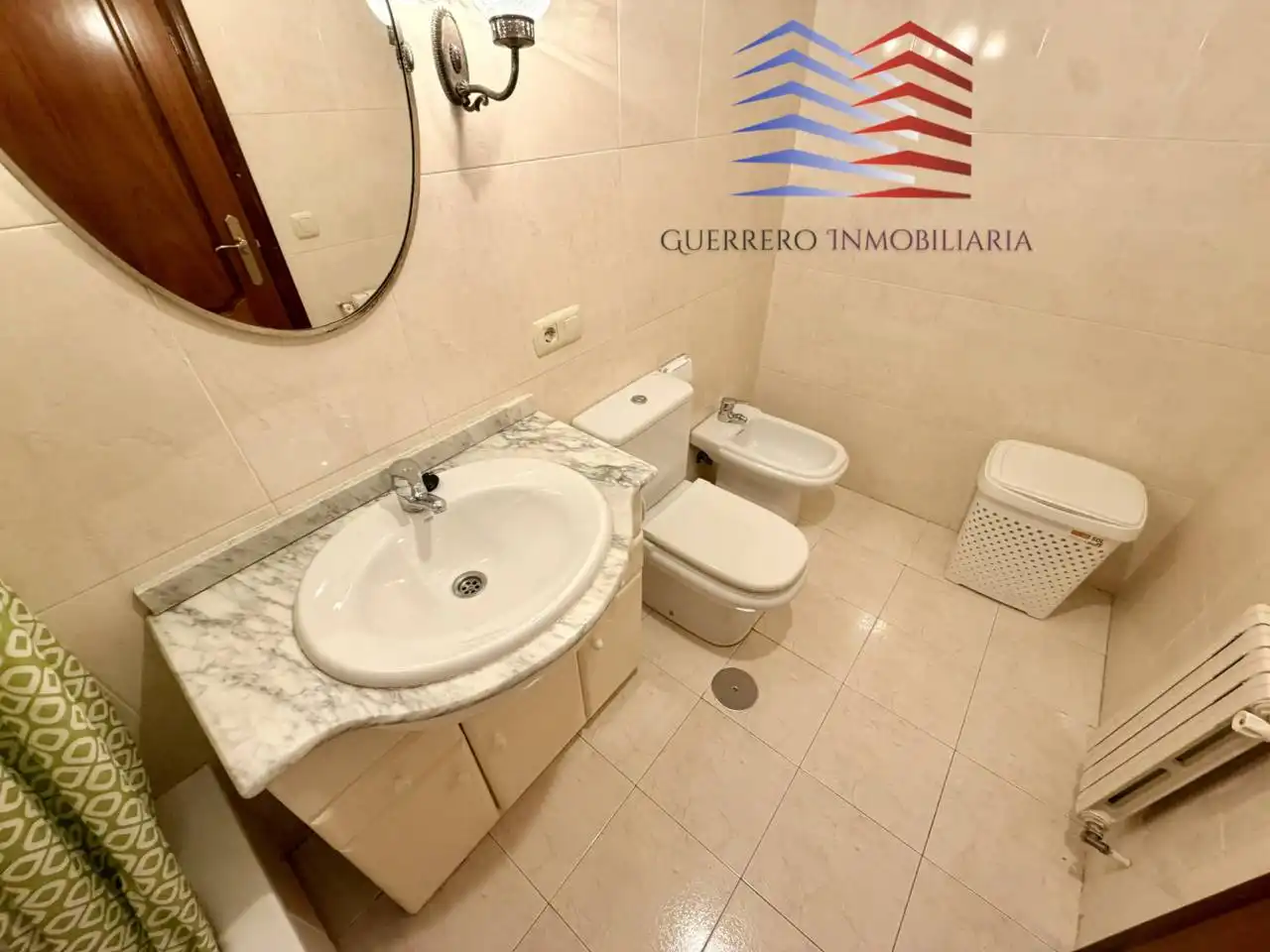 Baño de Apartamento de alquiler en Ourense Capital  con Calefacción, Parquet y Trastero