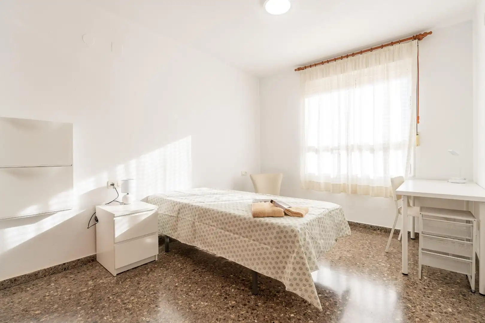 Habitación de Piso de alquiler en Valencia con Aire acondicionado, Calefacción y Amueblado