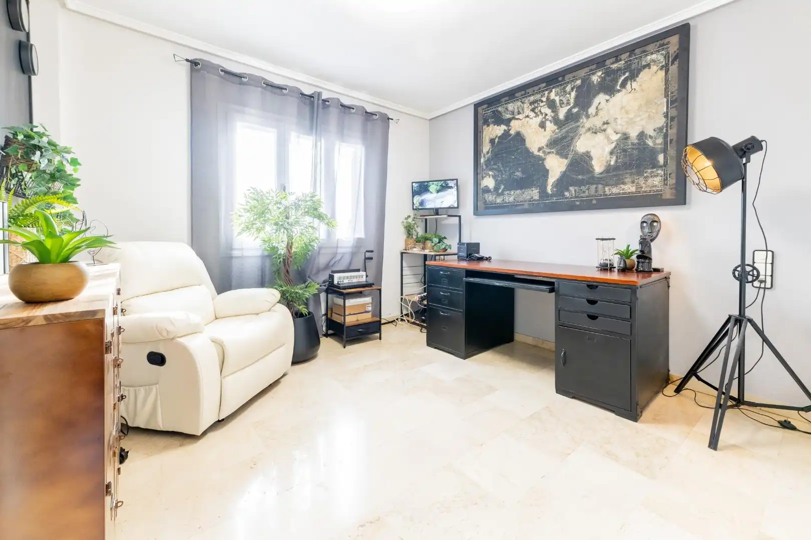 Sala d'estar de Casa o xalet en venda en Requena amb Jardí privat, Terrassa i Piscina