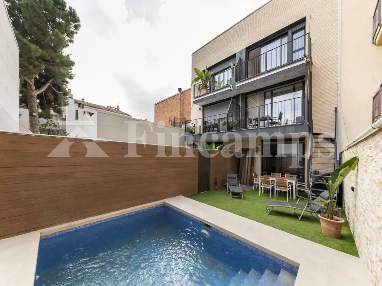 Piscina de Casa adosada en venda en Sabadell amb Aire condicionat, Calefacció i Jardí privat