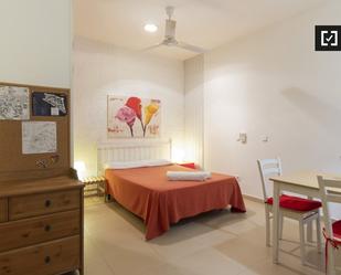 Bedroom of Flat to rent in  Madrid Capital  with Air Conditioner, Heating and Balcony