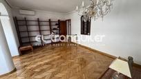 Sala d'estar de Pis de lloguer en  Madrid Capital amb Aire condicionat, Parquet i Moblat