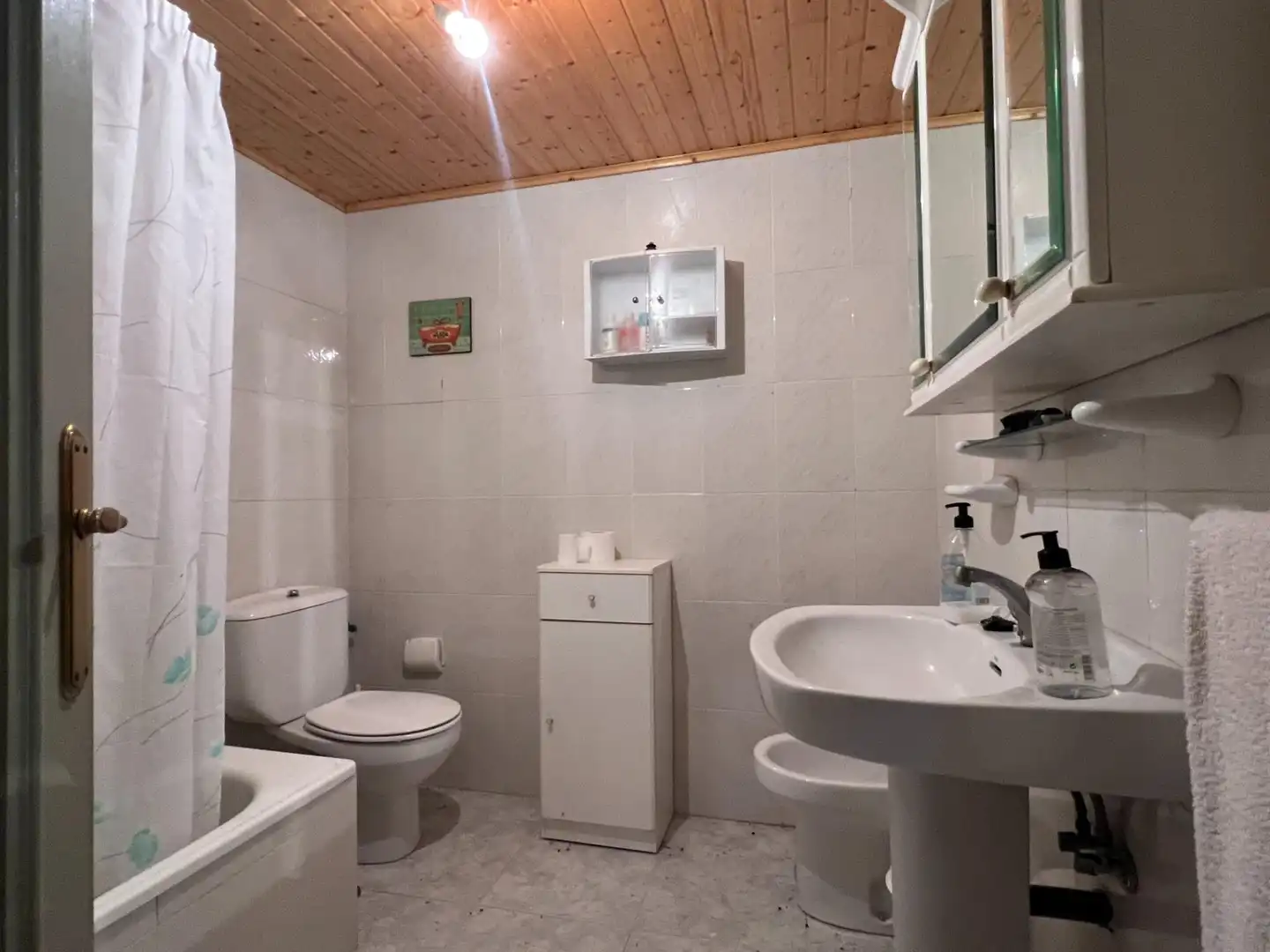 Badezimmer von Einfamilien-Reihenhaus zum Verkauf in Cambre  mit Privatgarten
