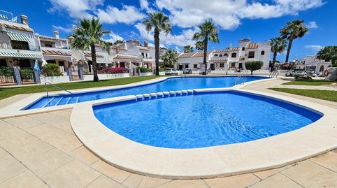 Se vende un adosado de 2 dormiotrios y 2 baños en comunidad con piscina y parque en Orihuela Costa