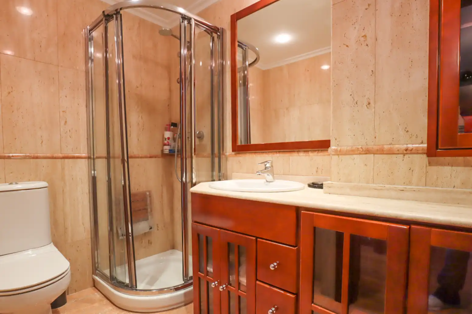 Badezimmer von Wohnung zur Miete in Oviedo  mit Heizung und Parkett