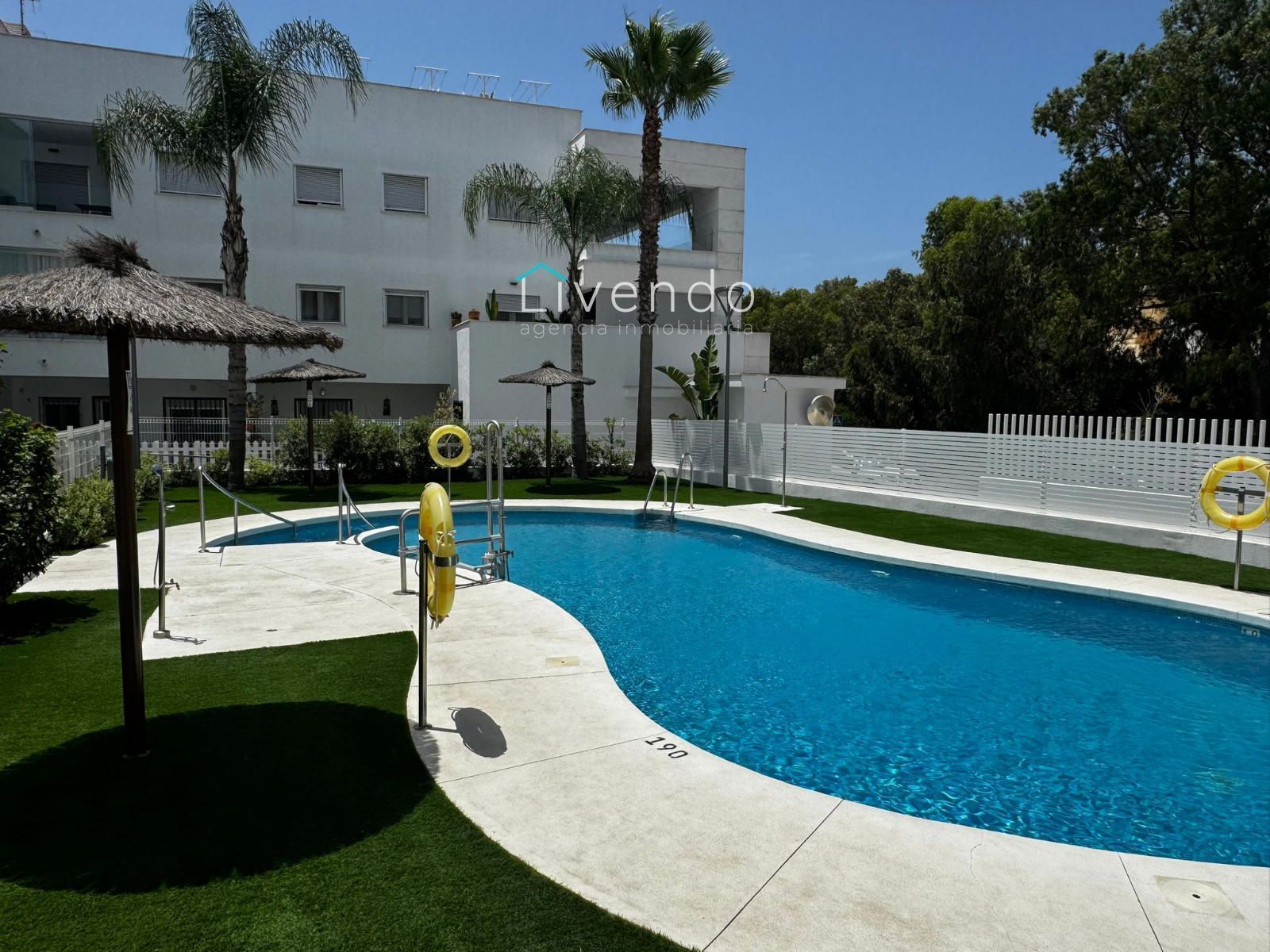 Piscina de Àtic en venda en Conil de la Frontera amb Aire condicionat, Terrassa i Traster