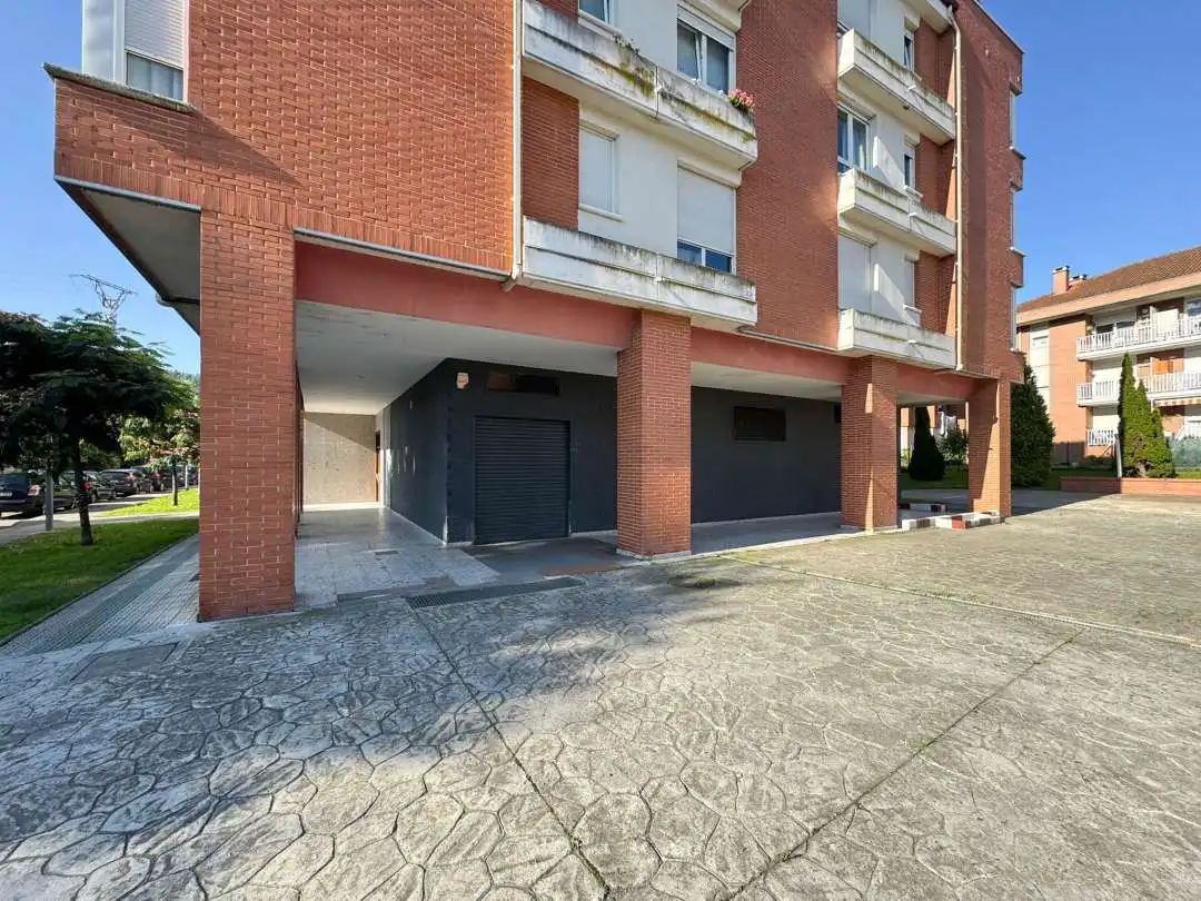 Aparcament de Local de lloguer en Piélagos amb Aire condicionat