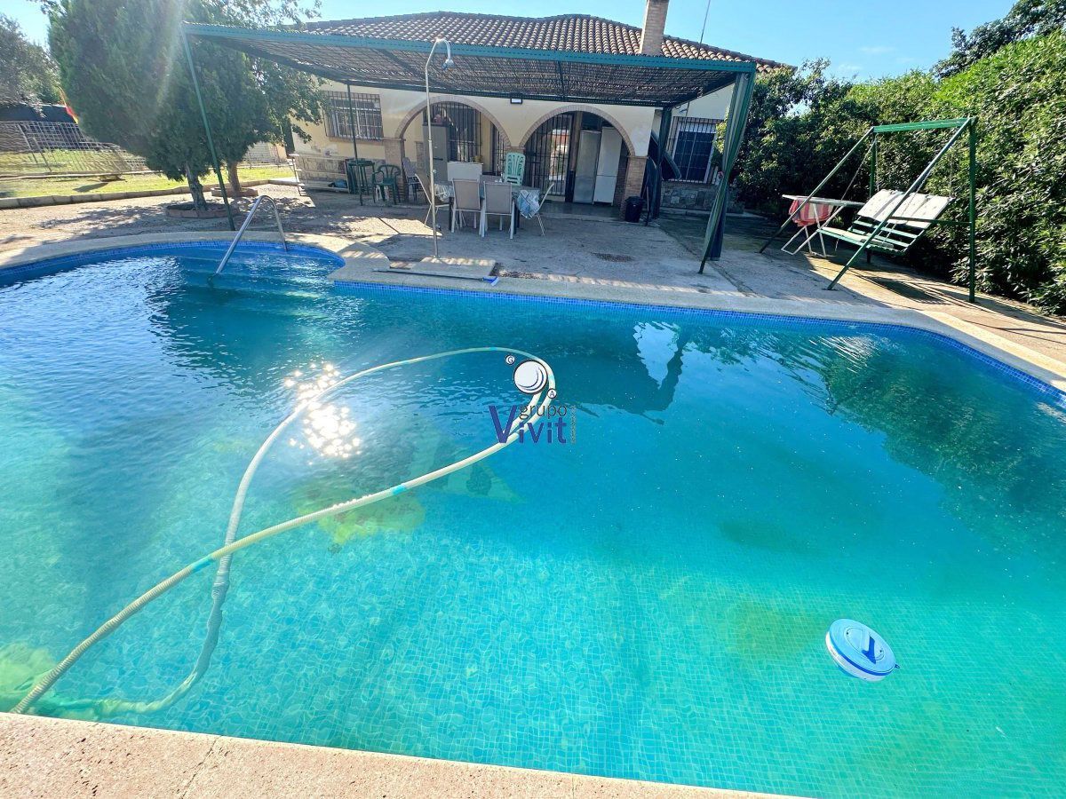 Swimming pool of House or chalet for sale in Carmona  with Air Conditioner, Storage room and Swimming Pool