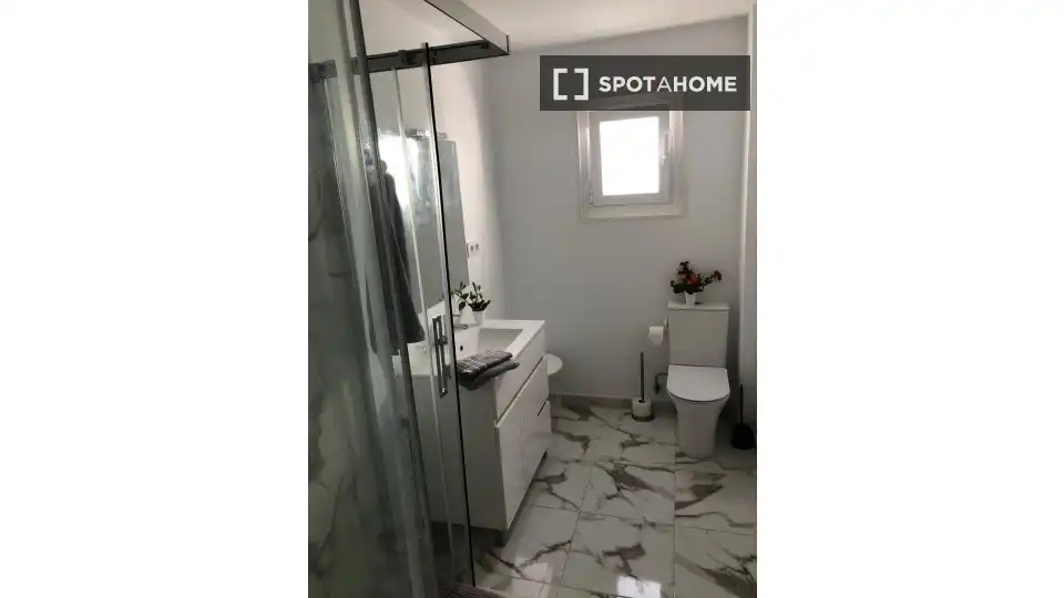 Badezimmer von Wohnung zur Miete in Gandia mit Klimaanlage, Heizung und Möbliert